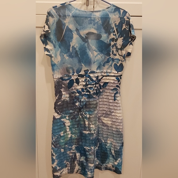 Cubism cap sleeved dress - Picture 7 of 7